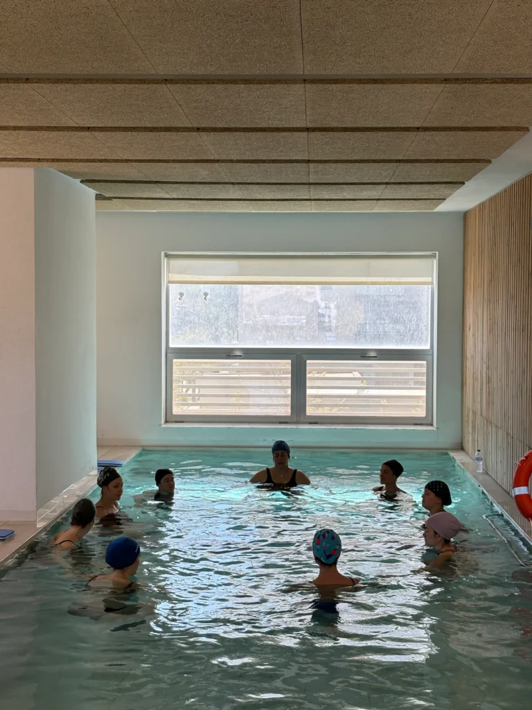 Mujeres embarazadas realizan ejercicio en el agua con la matrona Elena Pajuelo, formada en el método AIPAP