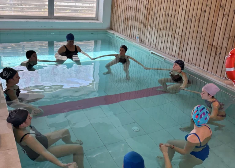 Grupo de embarazadas durante una clase de ejercicio acuático en la piscina IMSKE de Valencia