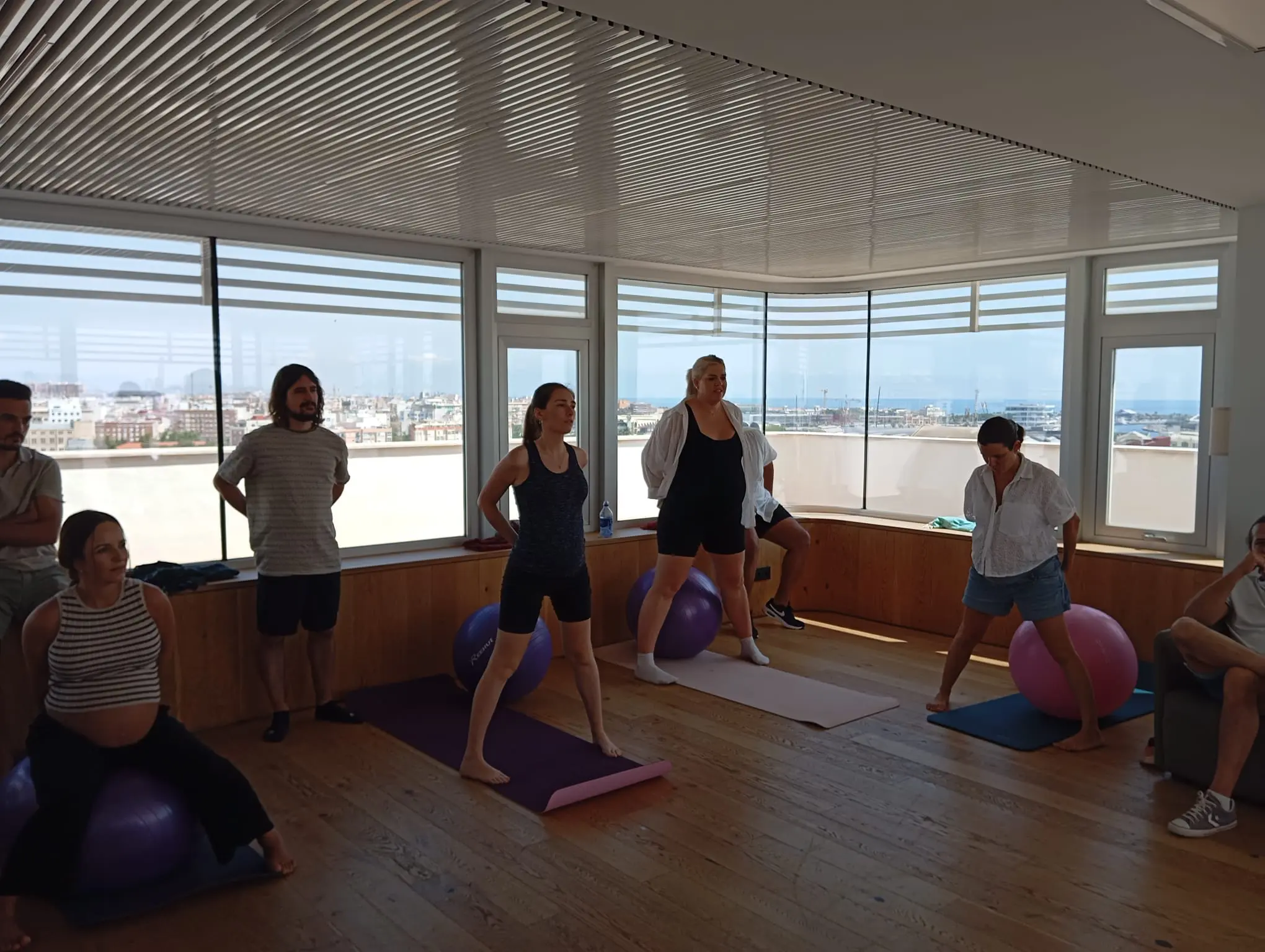 Grupo en clase de preparación al parto Grupo realizando ejercicios de preparación al parto con pelotas de pilates
