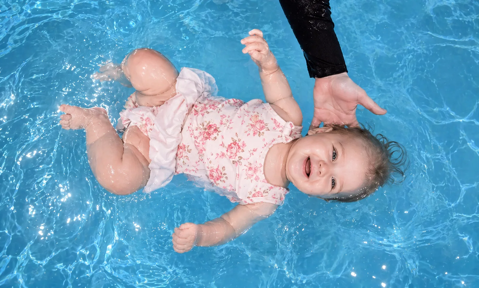 Bebé flotando en el agua durante una clase de matronatación en Valencia