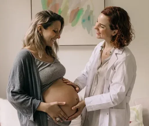 Elena Pajuelo, matrona e IBCLC, atendiendo a una mujer embarazada en consulta prenatal
