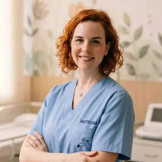 Elena Pajuelo, matrona e IBCLC, en uniforme profesional en su consulta de embarazo en Valencia