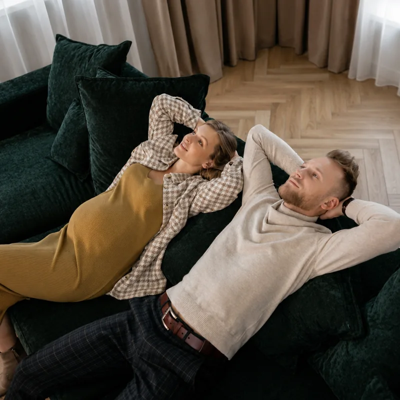 Pareja acompañándose durante la preparación al parto en casa