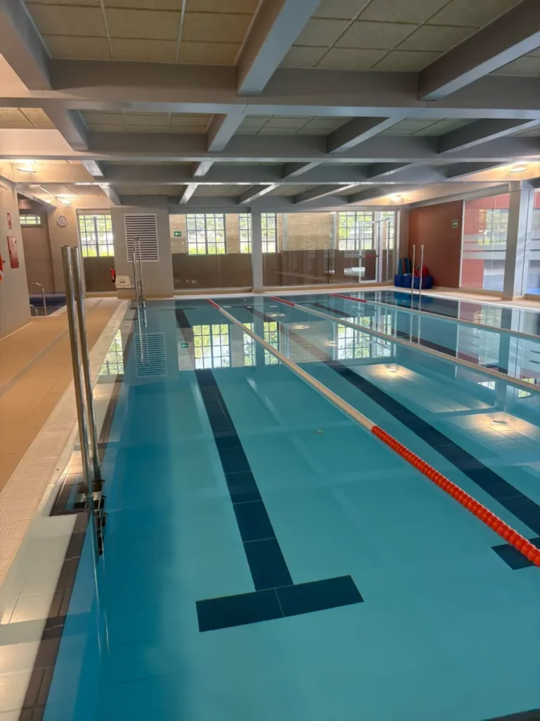 Piscina cubierta climatizada del Polideportivo Ruzafa junto a Parque Central en Valencia