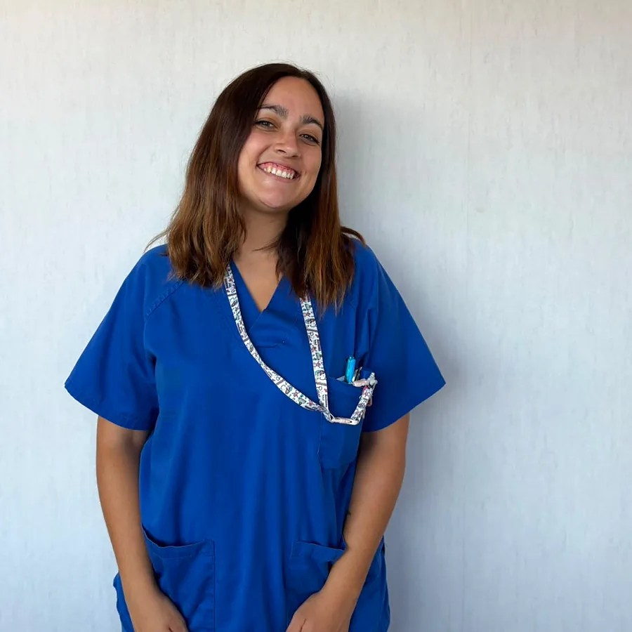 Sonia Blasco Guillem, enfermera y matrona, con uniforme sanitario azul
