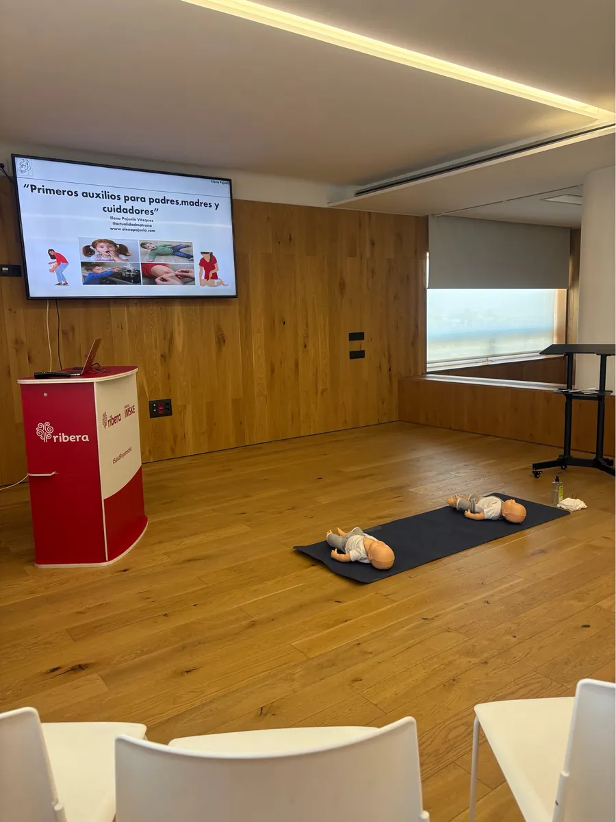 Sala de formación preparada con maniquíes de bebé para el taller de primeros auxilios de Elena Pajuelo