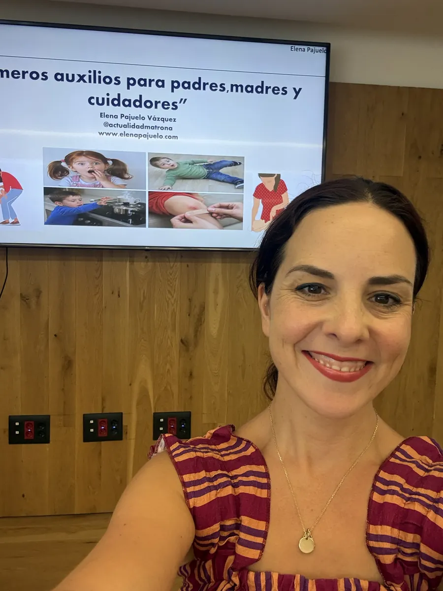 Elena Pajuelo, matrona, en su taller de primeros auxilios para padres, madres y cuidadores